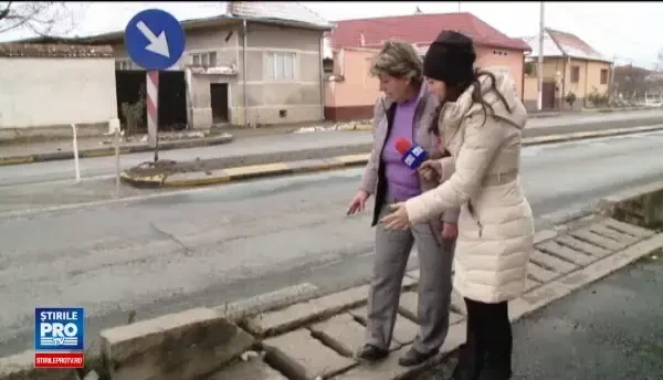 O femeie a castigat procesul cu Compania de Drumuri dupa ce reparatiile de pe DN1 i-au distrus casa. Vecinii au prins curaj