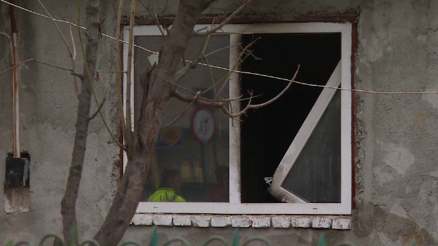 Explozia unei butelii l-a lasat pe un copil de cinci ani cu arsuri pe maini si fata. Vecin: "L-am auzit tipand din curte"