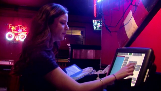 Bacsisul urias primit de o chelnerita din SUA. Impresionata, tanara a decis sa foloseasca banii pentru a ajuta alte persoane