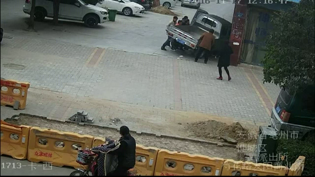 Accident cumplit in China: o biciclista a fost lovita in plin si tarata sub masina. Femeia, scoasa cu greu de sub roti