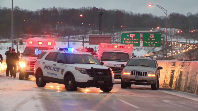 40 de masini au ramas blocate pe o autostrada din SUA din cauza poleiului. Ce decizie au luat autoritatile