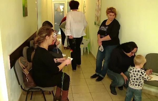 Cu gandul la cei suferinzi, mai multe mame din Timisoara s-au mobilizat pe Facebook si au donat sange