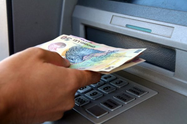 S-a dus la bancomat sa scoata bani pentru rata, dar a luat doar cardul si a uitat suma. Ce s-a intamplat cu cei 1.000 de lei