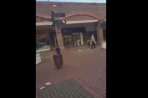 Un barbat a aruncat cu bani de pe acoperisul unui mall, iar oamenii s-au inghesuit sa-i adune. Ce s-a aflat apoi. VIDEO