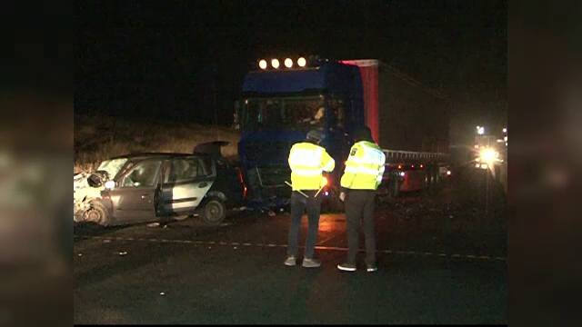 Accident grav la Buzau, unde un sofer a intrat cu autoturismul sub TIR. Un mort si un ranit grav dupa accident