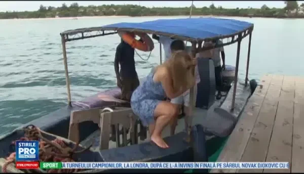 Camera de hotel din mijlocul oceanului, ideala pentru luna de miere. Prin peretii dormitorului subacvatic se vad pestii