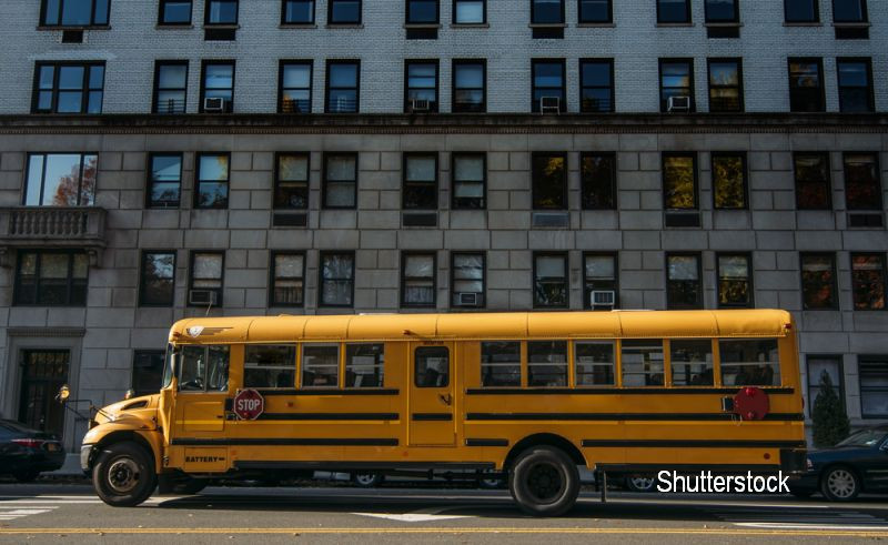 Cel putin 6 elevi americani au murit, dupa ce autobuzul scolar in care se aflau a intrat intr-un copac. 23 au ajuns la spital