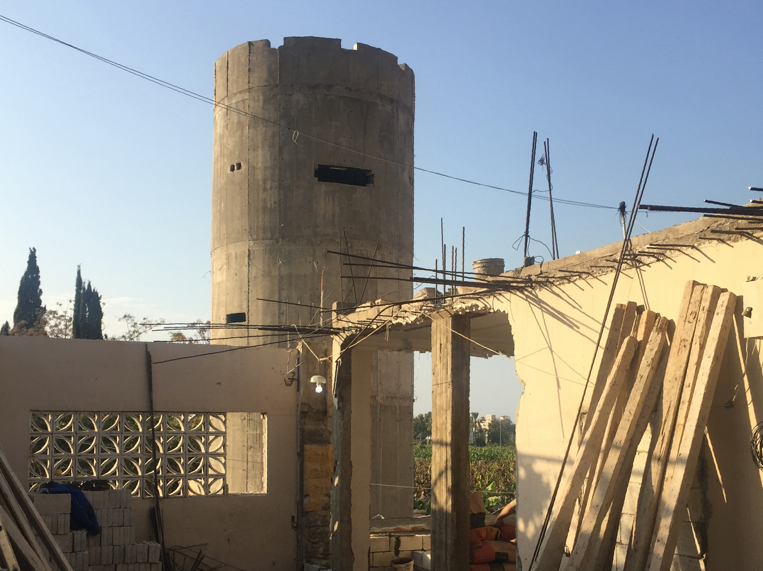 Libanul ridica un zid din beton pentru a se "apara" de "teroristi". Locuitorii il compara cu zidul "rusinii" din Israel