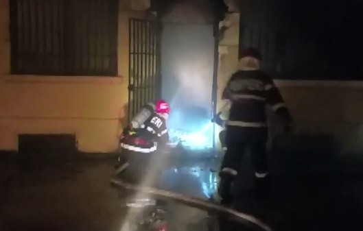 Panica in zona istorica a Constantei. Un incendiu a cuprins un imobil, iar o locatara a refuzat sa evacueze locuinta
