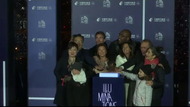 Pe bulevardul Champs Elysee din Paris s-au aprins luminile de Craciun. Ce obiectiv si-a propus primarita orasului