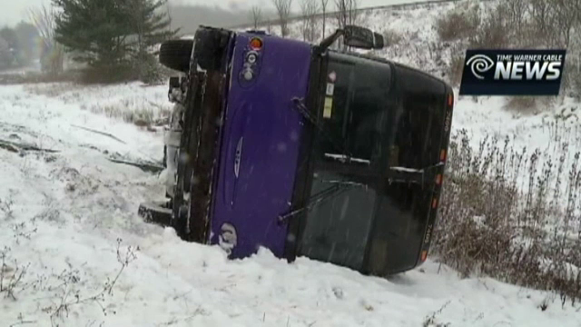 New York, peste 10 mii de locuinte, lasate fara curent din cauza zapezii. Opt studenti, raniti in urma unui accident