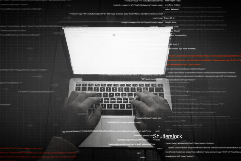 Un roman obtine 10.000 de dolari pe luna, cu ajutorul stirilor false de pe Facebook. Cum a influentat alegerea lui Trump