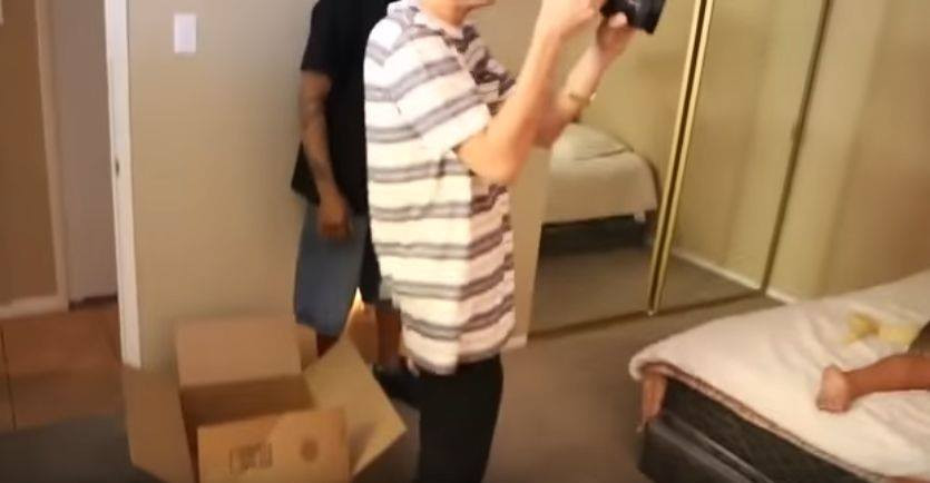 O gluma care putea sa se termine tragic. O tanara s-a trezit cu doi pitoni in pat, in timp ce dormea. VIDEO