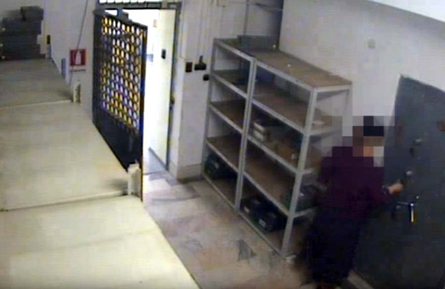 Angajata unei banci din Ploiesti a furat o suma uriasa si a mintit ca banii au ars intr-un incendiu. VIDEO cu jaful