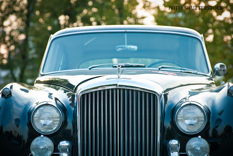 Jaf pe o autostrada din Franta. Hotii au oprit un Bentley si au furat bijuterii si haine valorand 5 milioane de euro
