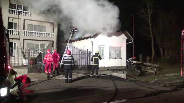 O familie din Campulung a fost nevoita sa isi paraseasca vila, dupa ce acoperisul a luat foc. De la ce a pornit incendiul