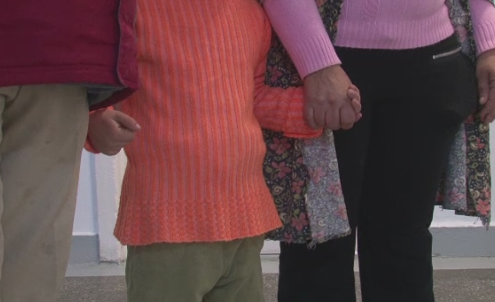 Baiat de 6 ani din Botosani, intoxicat cu alcool dupa ce a baut vin dintr-o sticla gasita pe drum. Ce spun parintii