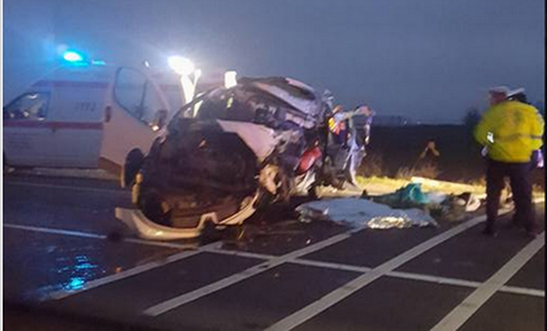 Plan rosu de interventie in Vrancea. Patru morti si sase raniti dupa impactul dintre un microbuz si un autocamion. VIDEO