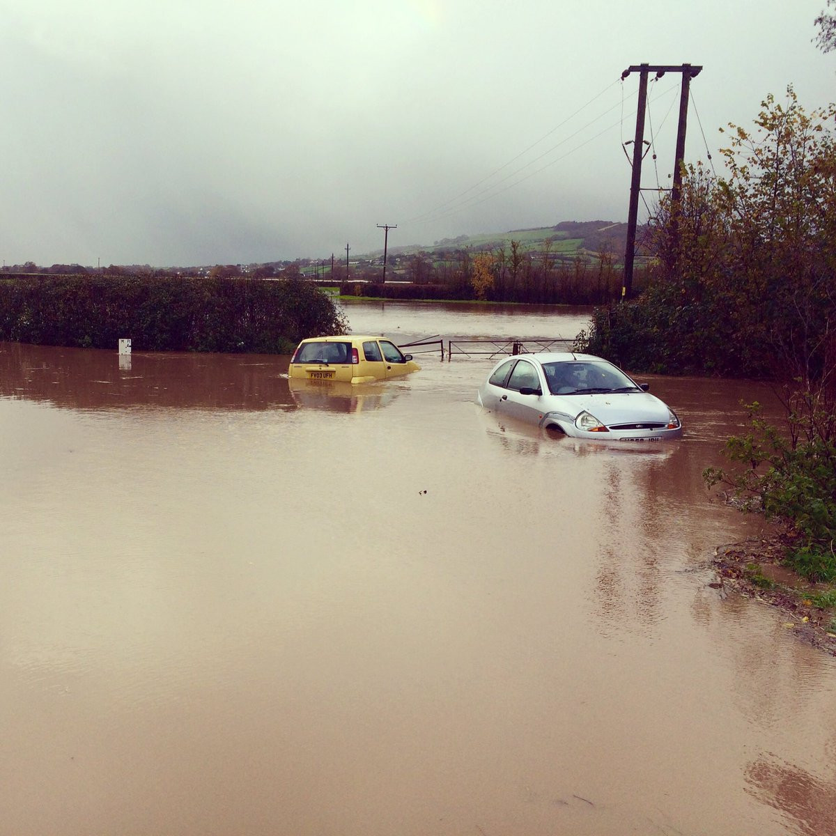 Inundatii in Vaslui dupa topirea zapezii. Zeci de localitati fara curent, peste 380 de stalpi au fost gasiti rupti