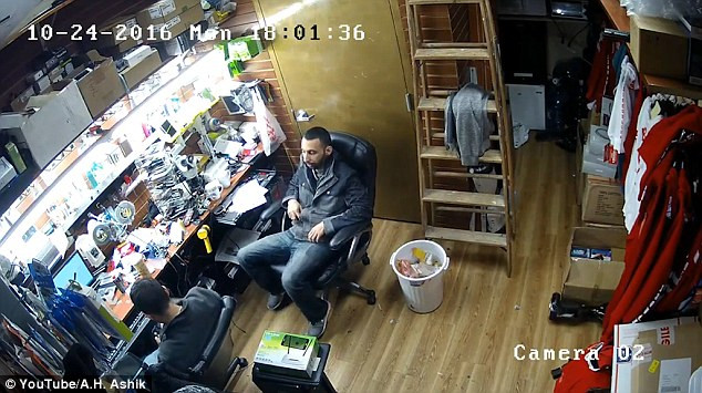 O camera de supraveghere a surprins momentul in care un smartphone explodeaza in mana unui barbat. VIDEO