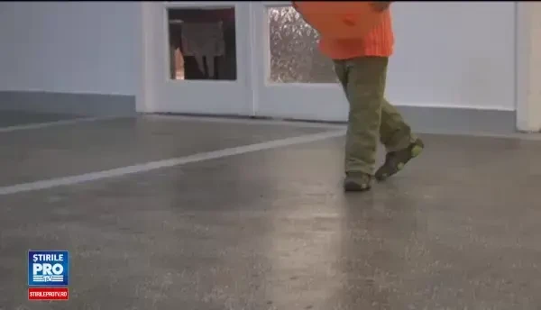 Baiat de 6 ani din Botosani, intoxicat cu alcool dupa ce a baut vin dintr-o sticla gasita pe drum. Ce spun parintii