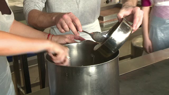 Trei chefi renumiti din Sibiu au gatit cina pentru 50 de batrani, in prag de sarbatori. Ce preparate a continut meniul