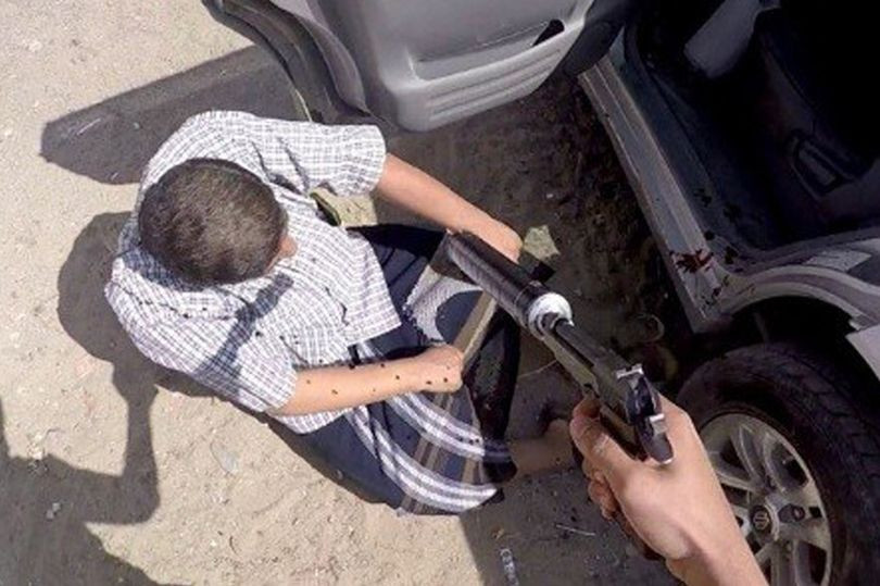 Executia brutala a unui colonel din Yemen de catre ISIS. Barbatul a fost impuscat de la mai putin de un metru