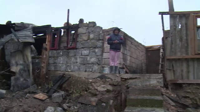 O familie din Dambovita a ramas fara locuinta, dupa ce casa le-a luat foc din cauza unei sobe. "Erau flacarile cat cerul"