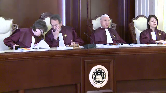 Romanii care au luat credite in franci elvetieni afla miercuri daca Legea Conversiei este constitutionala