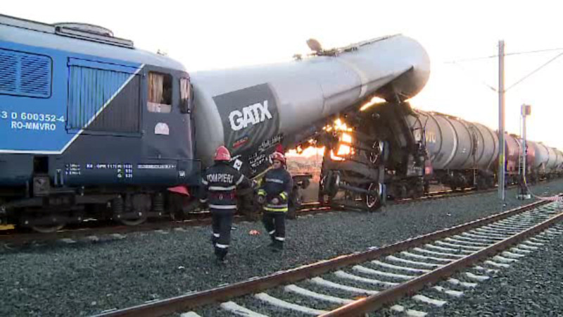 O locomotiva a intrat in plin in mai multe cisterne cu motorina, in gara Arad. Ce facusera inainte mecanicul si seful de tren