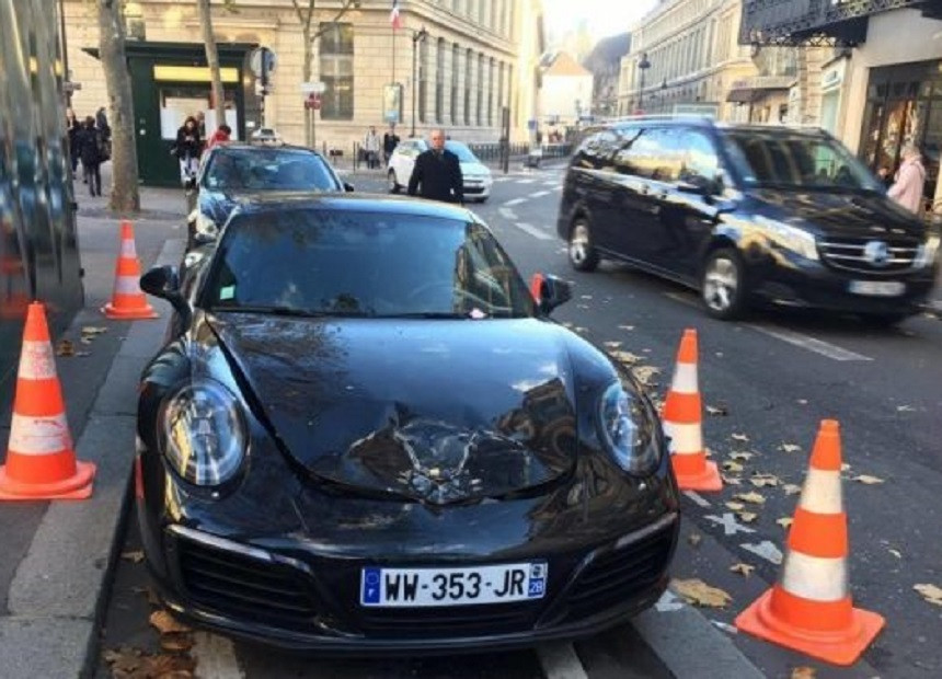 Si-a lasat Porsche-ul nou-nout pe avarii in centrul Parisului iar politia i l-a aruncat in aer. "Mi-am cerut scuze"