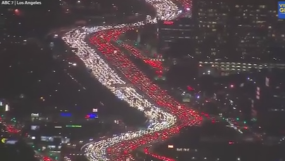 Imagini incredibile filmate din elicopter cu traficul din Los Angeles inainte de Ziua Recunostintei. VIDEO