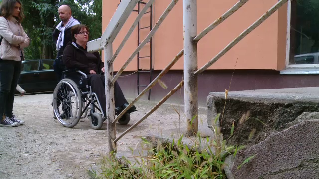 Tratati cu aroganta si nepasare: o femeie in scaun cu rotile a stat 45 de minute in fata ANAF. "Nu scot calculatorul afara"