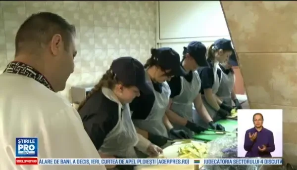 Trei chefi renumiti din Sibiu au gatit cina pentru 50 de batrani, in prag de sarbatori. Ce preparate a continut meniul