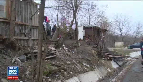 O familie din Dambovita a ramas fara locuinta, dupa ce casa le-a luat foc din cauza unei sobe