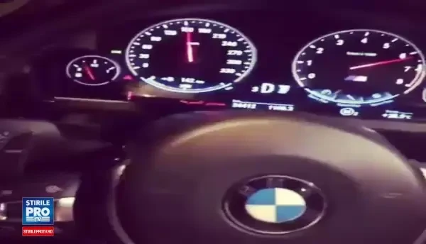 Un tanar din Pitesti s-a filmat conducand cu 330 km/h pe Autostrada Soarelui. Cine este iubita baiatului, care era langa el