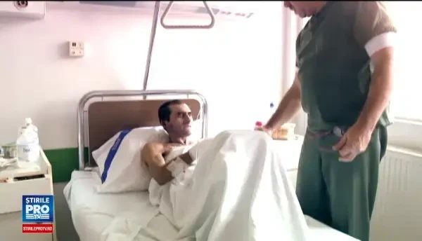 Un barbat fara adapost a fost salvat de la moarte de medici, dar ar putea fi ucis de birocratie. Duca-se la moarte