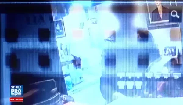 Tratati cu aroganta si nepasare: o femeie in scaun cu rotile a stat 45 de minute in fata ANAF. Nu scot calculatorul afara