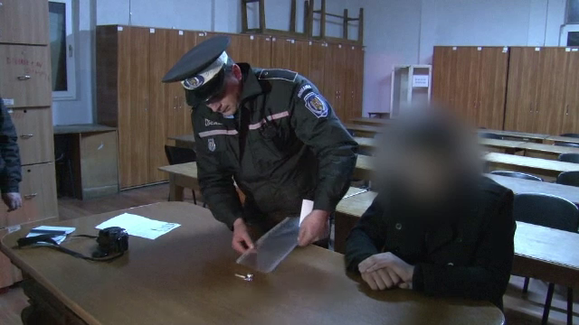 Un tanar din Botosani, prins de politisti in timp ce se droga in parc. Ce le-a marturisit dupa ce si-a recunoscut fapta