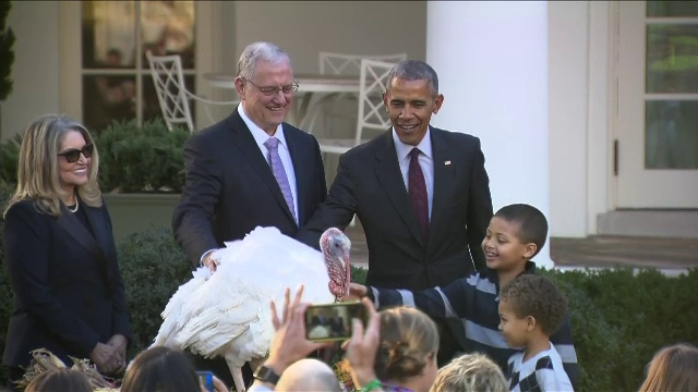 Pentru ultima data in mandatul sau, Obama a gratiat doi curcani. De ce vor lipsi fiicele sale de Ziua Recunostintei