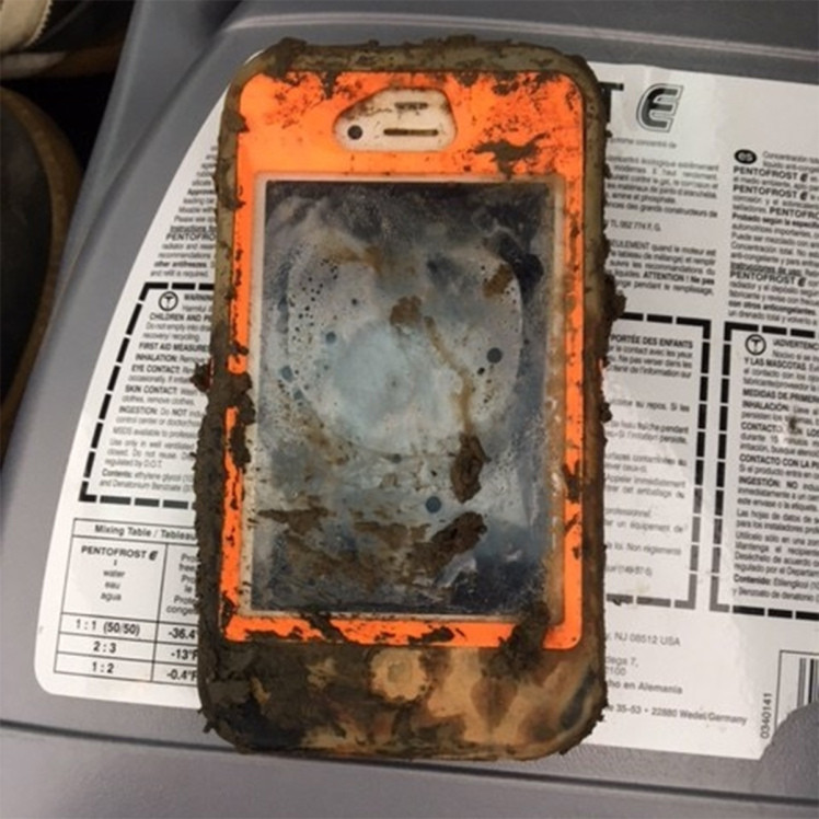 A scapat telefonul intr-un lac inghetat, dar dupa 1 an l-a recuperat. Ce s-a intamplat cand l-a deschis