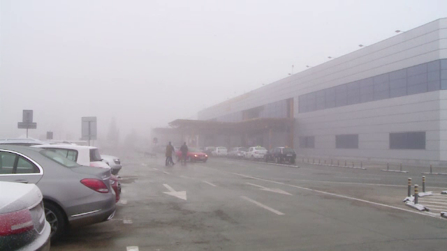 Traficul aerian de pe Aeroportul din Cluj, dat iar peste cap din cauza cetii. Sute de pasageri nu au putut pleca