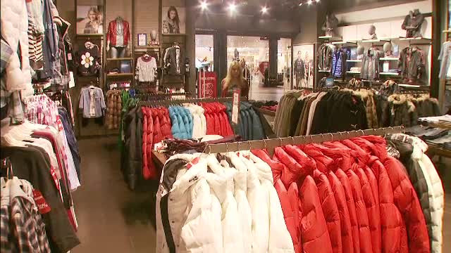 Un celebru om de afaceri a fugit din tara chiar inainte de perchezitii. Este suspectat de evaziune fiscala si spalare de bani