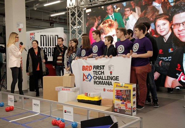Start la constructia de roboti! Peste 800 de elevi de liceu se intrec sa faca robotul care va merge la concurs in SUA
