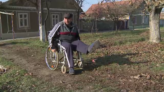 A fost lovit de masina si nu poate merge fara scaun cu rotile, dar statul i-a retras pensia. Cum a fost explicata decizia