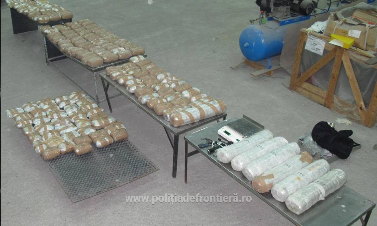 Peste 110 kilograme de marijuana, descoperite de politistii de frontiera de la Calafat. Cine se afla la volanul TIR-ului