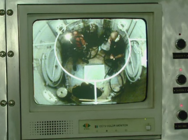 Patru scafandri militari din Constanta stau inchisi de patru zile intr-o camera hiperbara. Care este misiunea lor