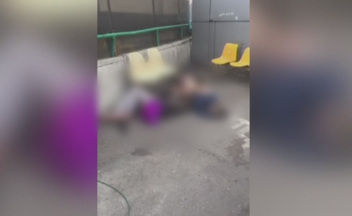 Doi oameni ai strazii, filmati in timp ce zaceau in curtea Spitalului Universitar din Bucuresti. Dupa cat timp au fost luati