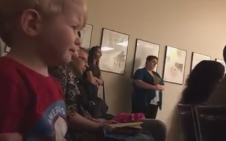 Puterea muzicii. Un baiat de 2 ani incepe sa planga cand aude o piesa de Beethoven pentru prima data. VIDEO