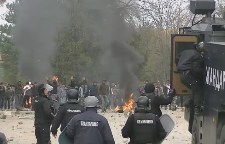 Membru al unei celule radicale, printre organizatorii revoltei din tabara de refugiati din Bulgaria. 24 de politisti raniti